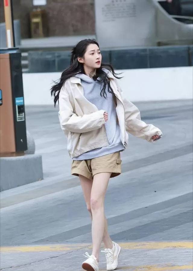 关晓彤《我与爱同谋》开机路透引爆清冷智性造型讨论：三阶段穿搭暗喻重生轨迹，观众直呼“衣服抬人”：相关图片