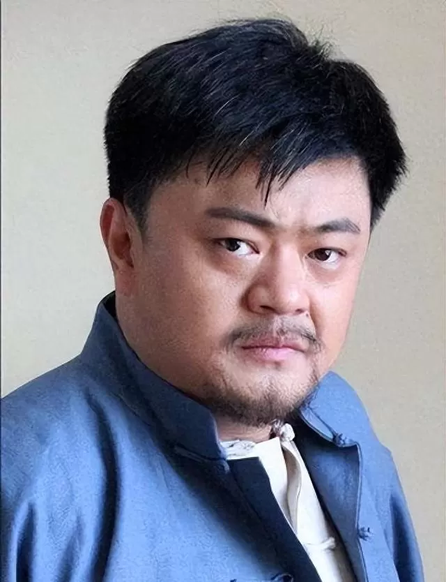 高明晚年生活细节曝光：儿媳照料日常与《孔繁森》重播关联：现场图
