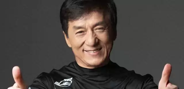 成龙拒拍《尖峰时刻4》后五天内推出歌剧复排与县域养老项目：资讯配图